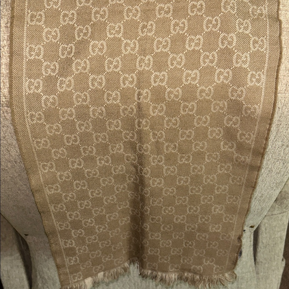 Gucci Tan Wool Scarf with Fringe in Excellent Condition - Picture 4 of 6